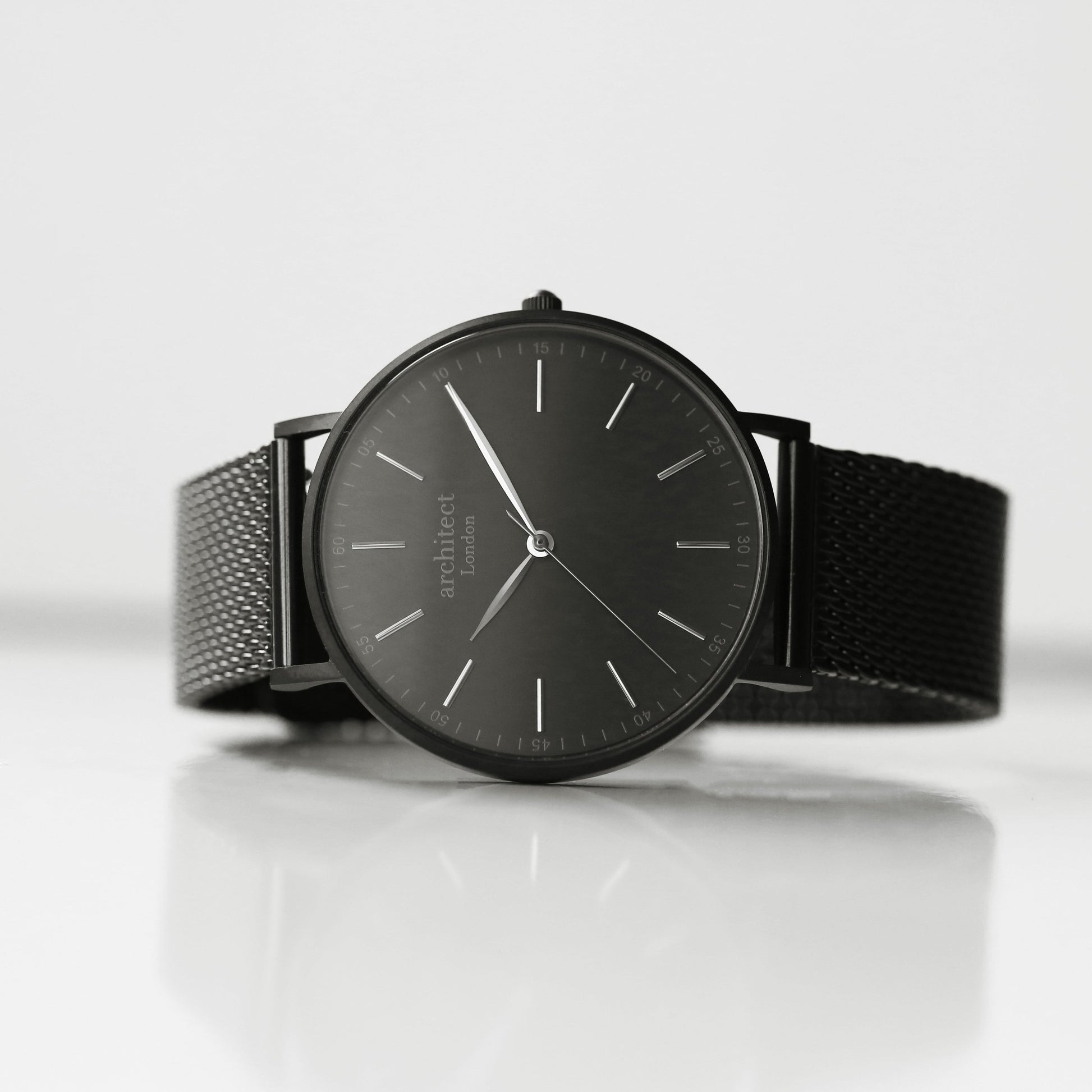 Gravure de police moderne - Montre minimaliste pour homme