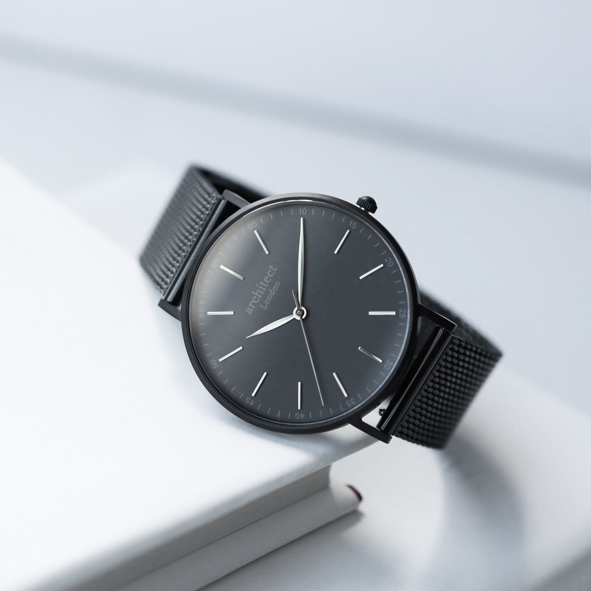 Gravure de police moderne - Montre minimaliste pour homme