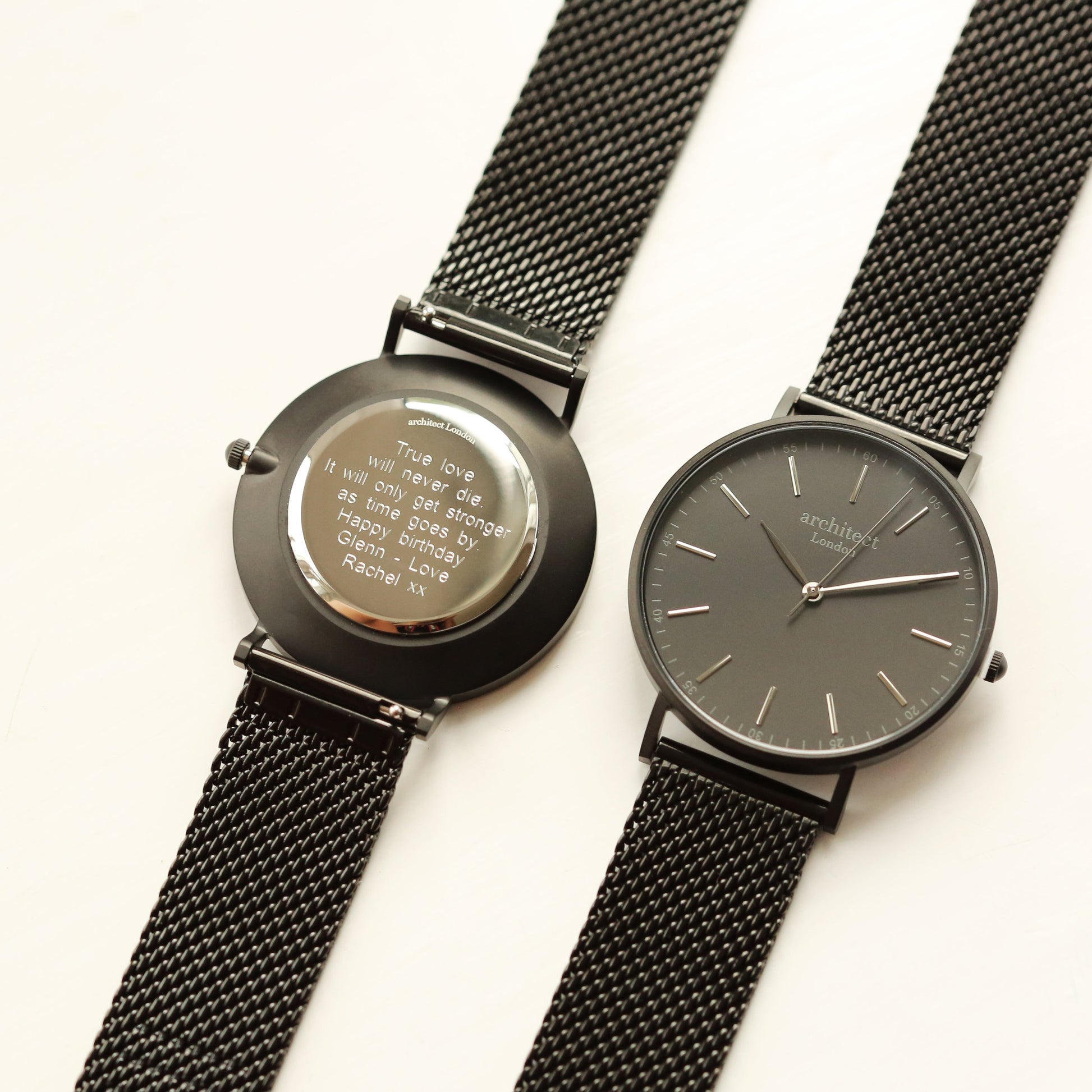Gravure de police moderne - Montre minimaliste pour homme