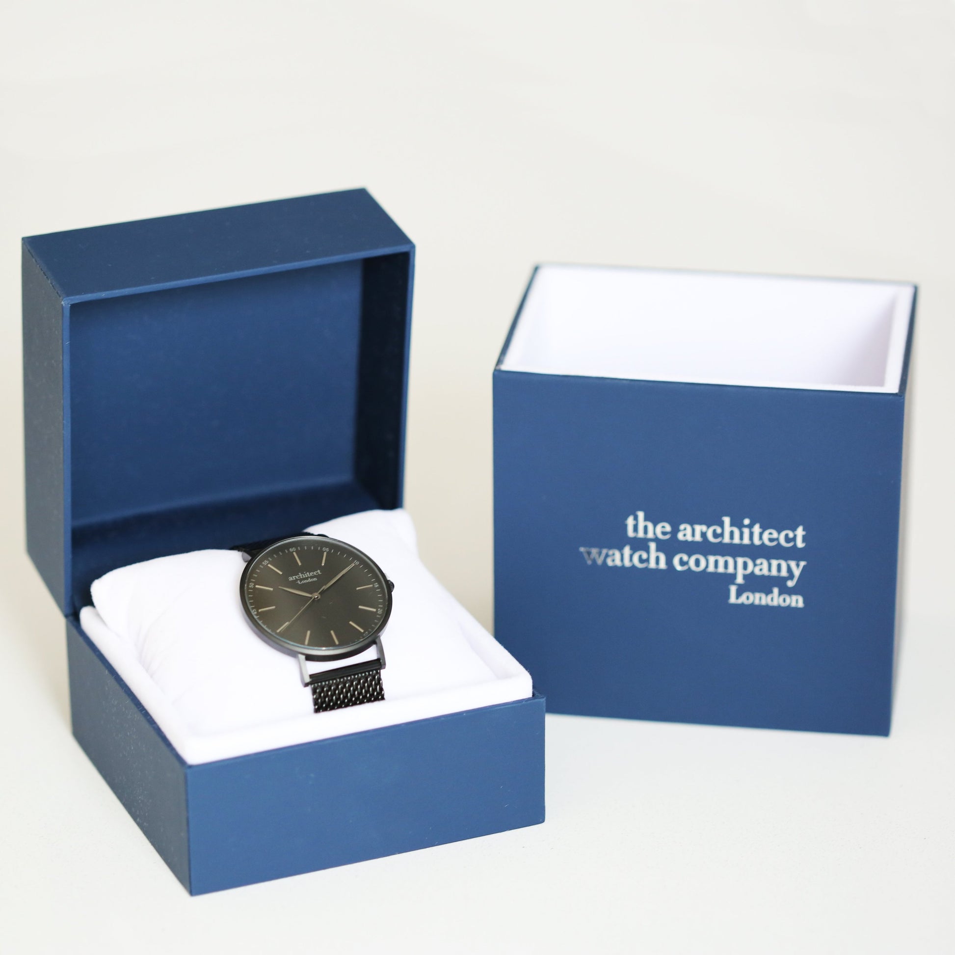 Gravure de police moderne - Montre minimaliste pour homme